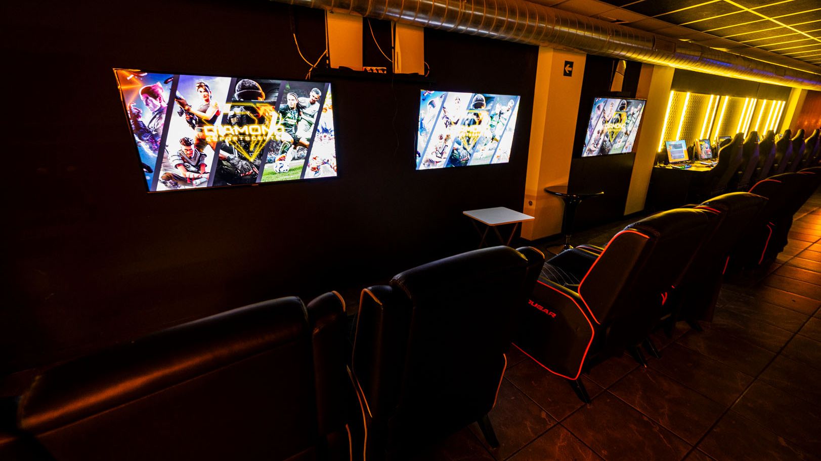 PS5 Zone - 3 PS5 con dos sofas